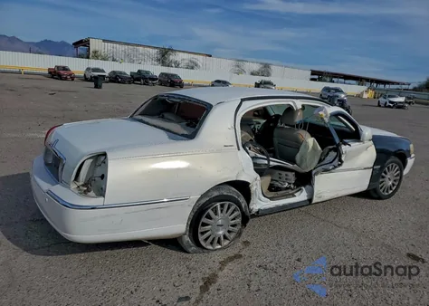 2003 Lincoln Town Car Signature z USA, uszkodzony, nr VIN 1LNHM82W73Y627898